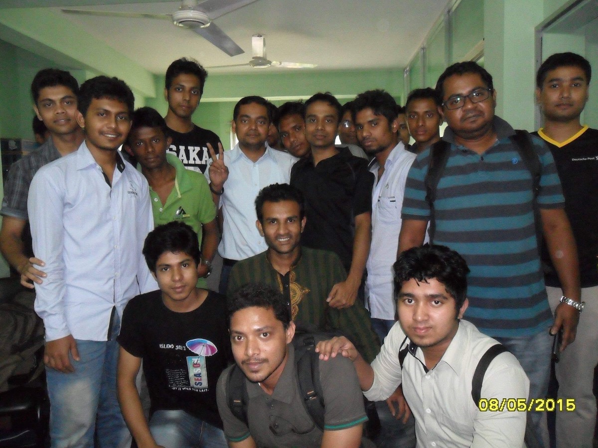 The 2015 web design group at RRF Institute, around fifteen students together in a classroom corridor